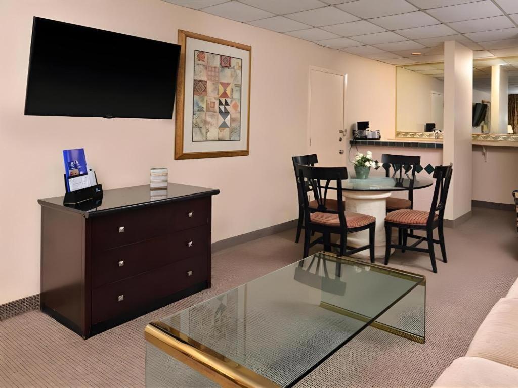 Americas Best Value Inn & Suites Victoria Exterior photo